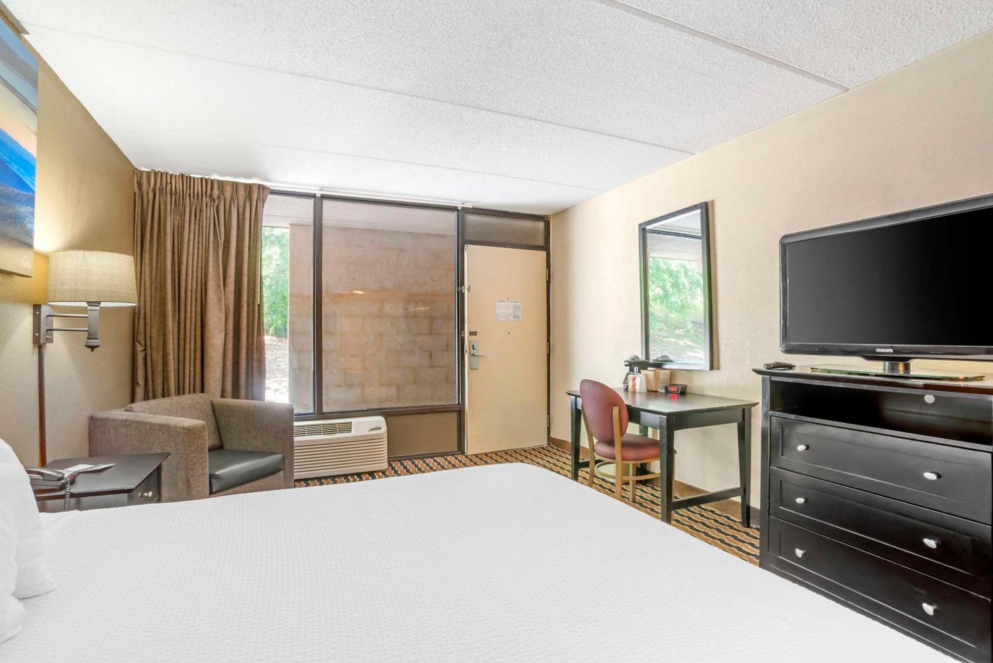 Quality Inn Near Speedway Wilkesboro Bagian luar foto