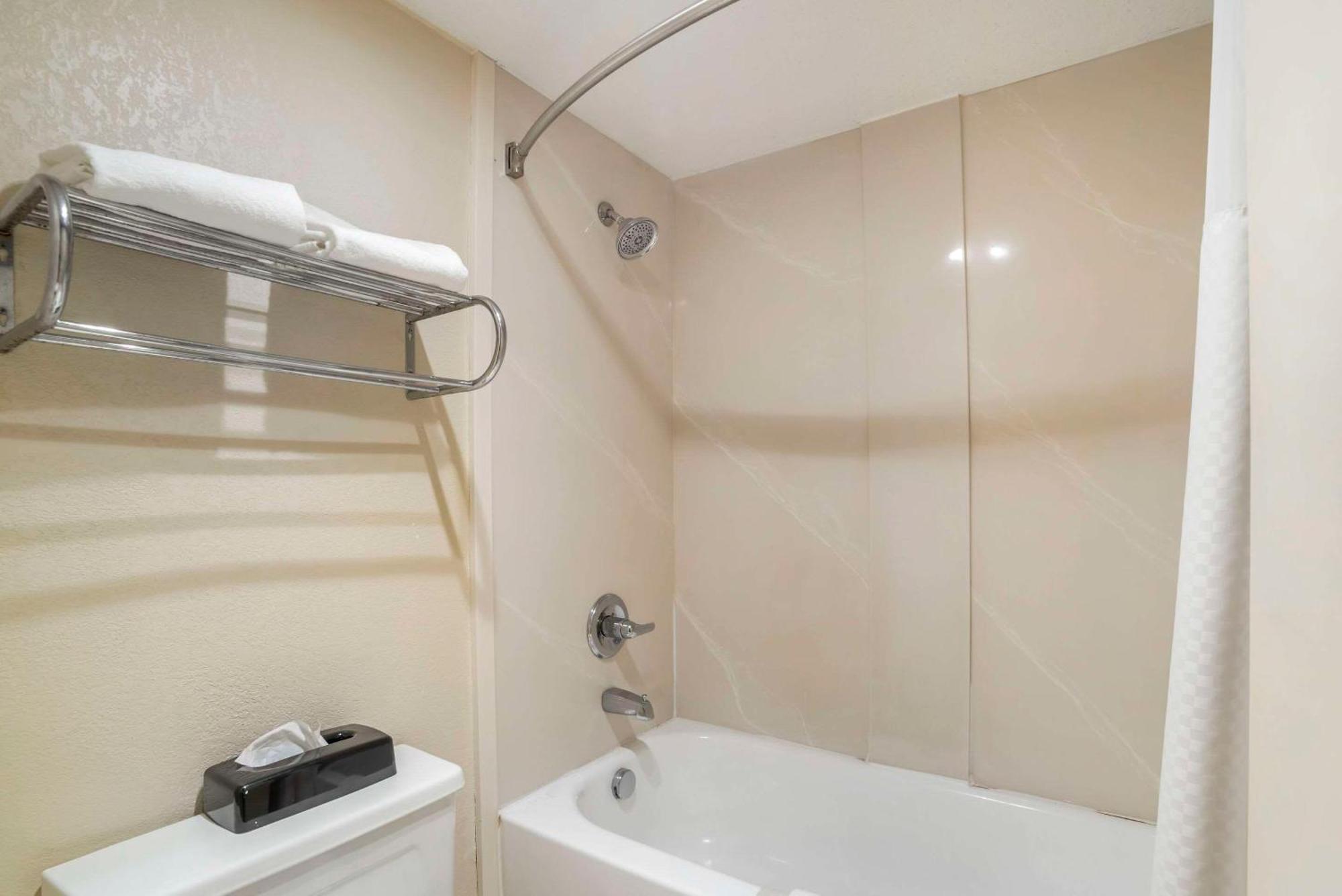 Quality Inn Near Speedway Wilkesboro Bagian luar foto