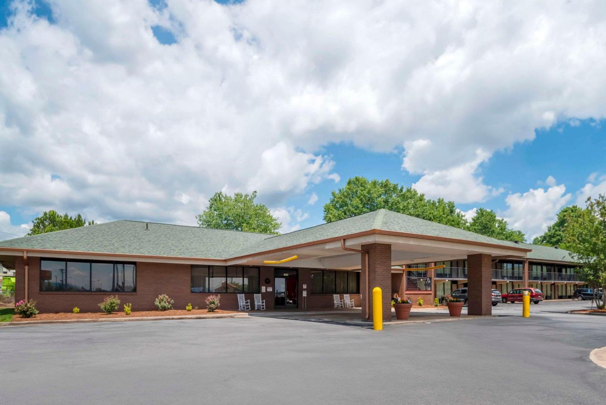 Quality Inn Near Speedway Wilkesboro Bagian luar foto